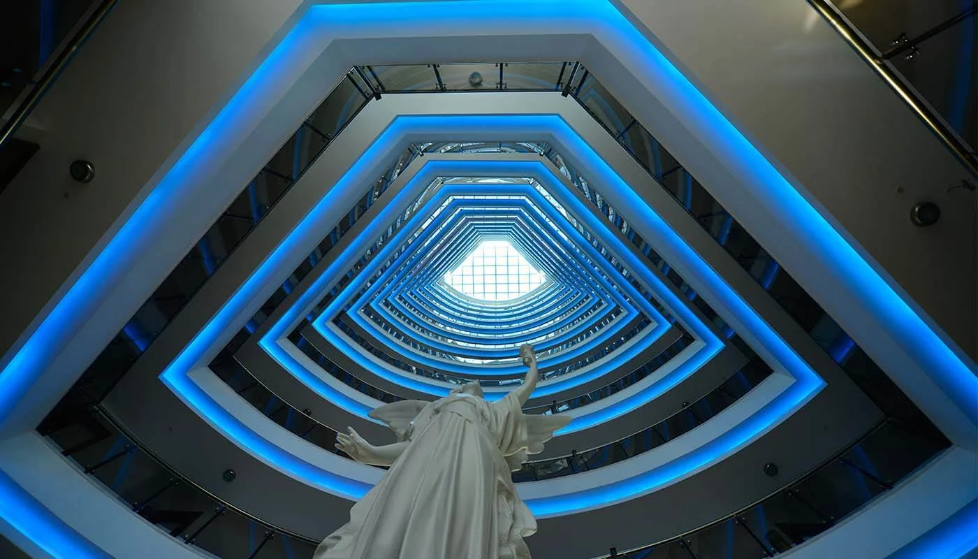 Calistar Residence — атриум с подсветкой