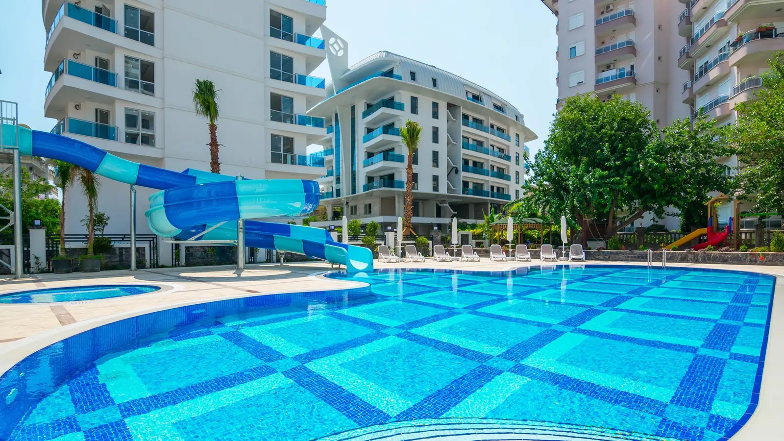 Двор и бассейн Elite Marine Residence