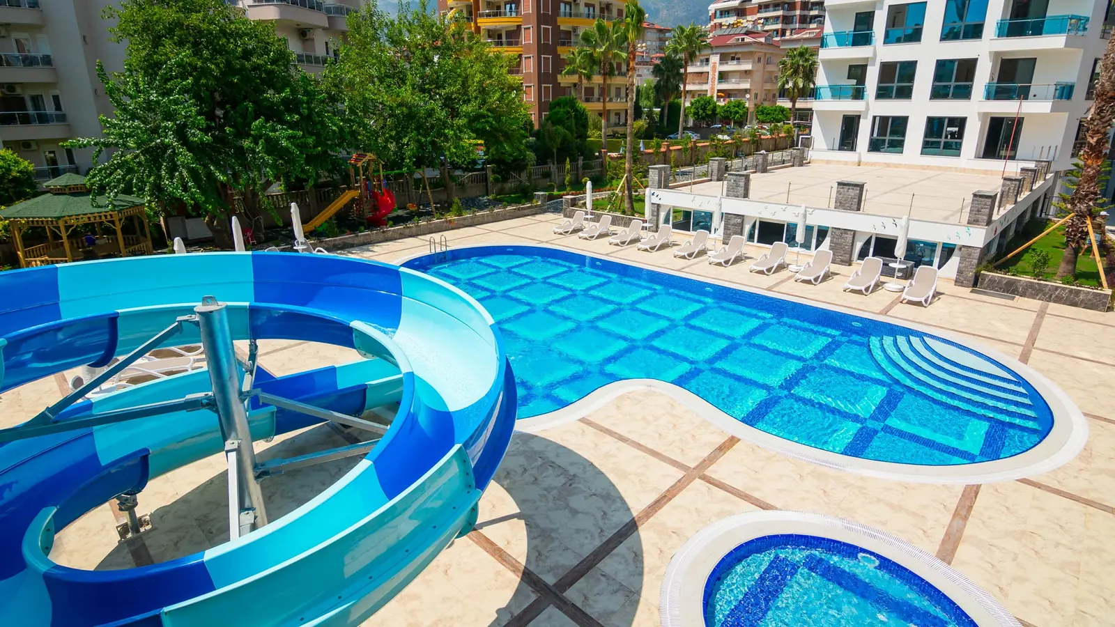 Бассейн с водными горками в Elite Marine Residence