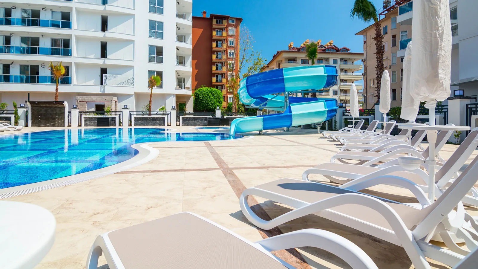 Шезлонги у бассейна Elite Marine Residence