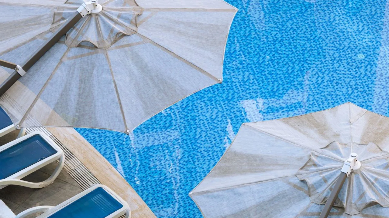 Бассейн и зонтики отеля The Nora Hotels Family Club
