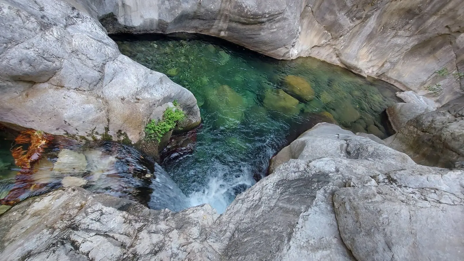 Каскад и купель в каньоне Сападере