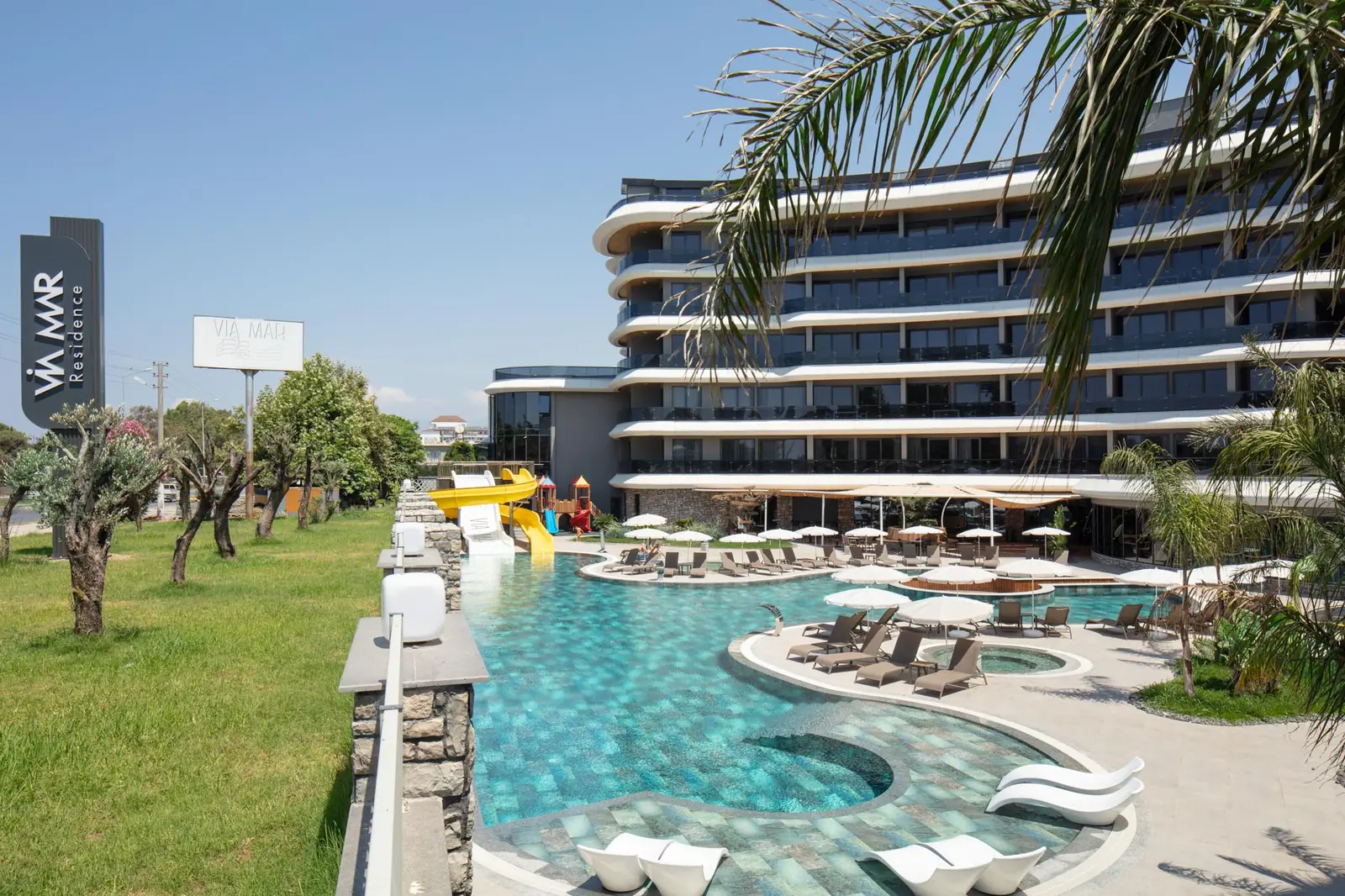 Via Mar Residence в Каргыджаке — бассейн и корпус